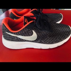 Girl’s Nike Tanjun Sneakers Size 3Youth